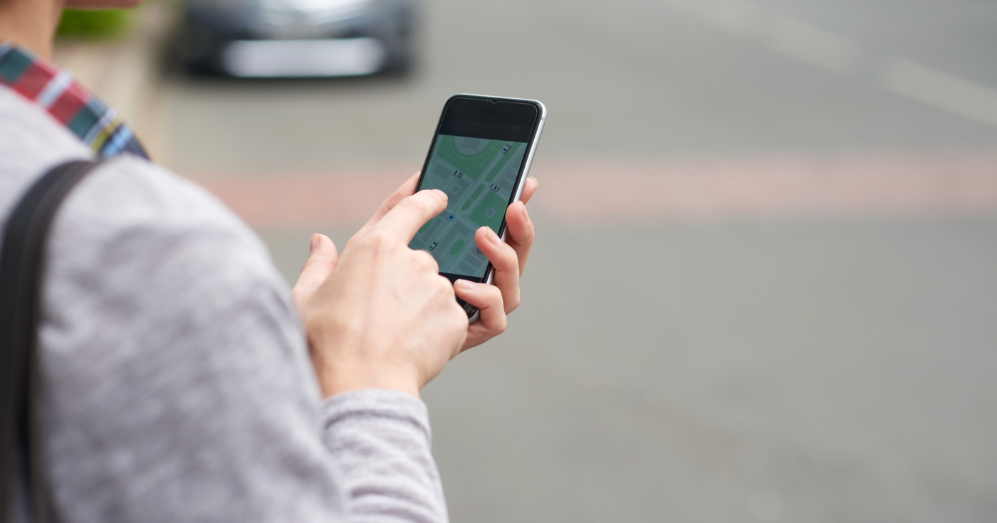 Personne utilisant une appli de covoiturage : créer une application mobile comme Uber